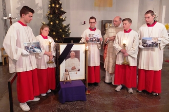 In Kesselstadt brachten Jugendliche Erinnerungsfotos von einer Begegnung mit Papst Benedikt auf einer Pilgerreise nach Rom im Jahr 2012 mit zur Gedenkstätte in die Kirche